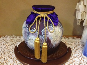 壺の飾り布紫色