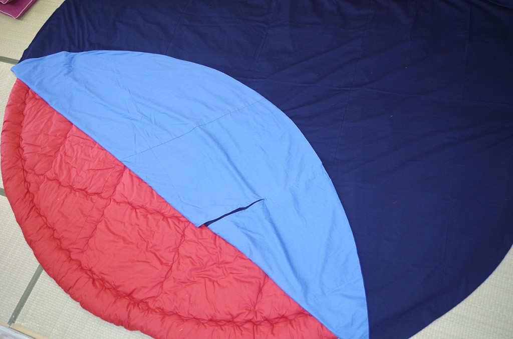 直径300cmの円形こたつ布団カバー、濃紺と濃ブルー裏地です