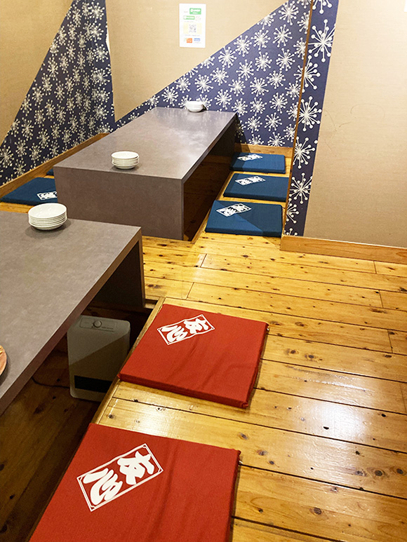 東京都葛飾区の中華料理「友心」様店舗でのオリジナル座布団ご使用事例画像