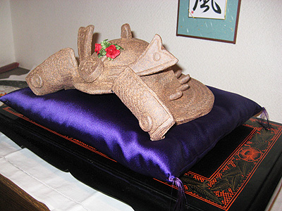 陶芸で制作した「兜」の座布団です